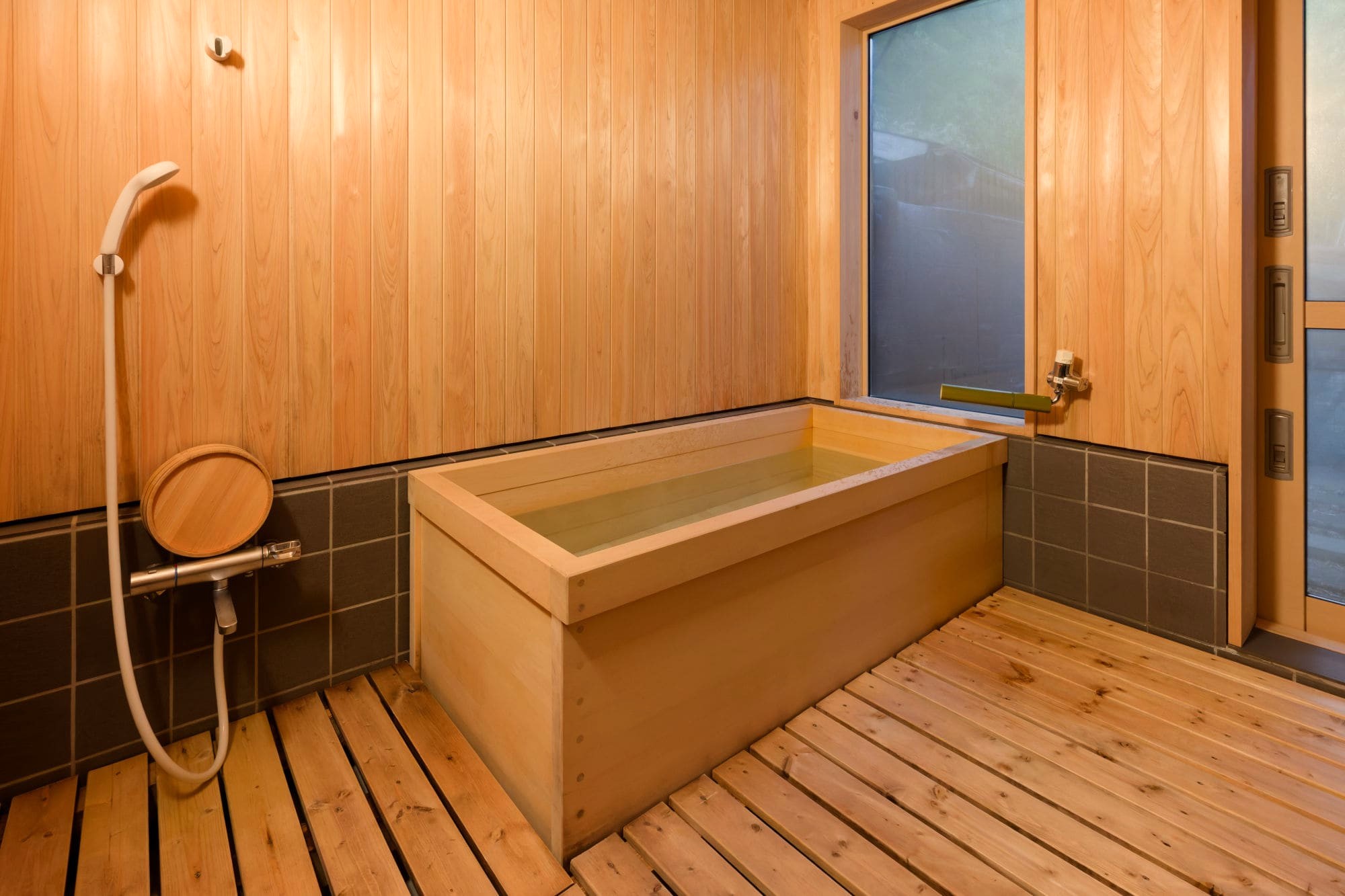 木の浴槽のお風呂