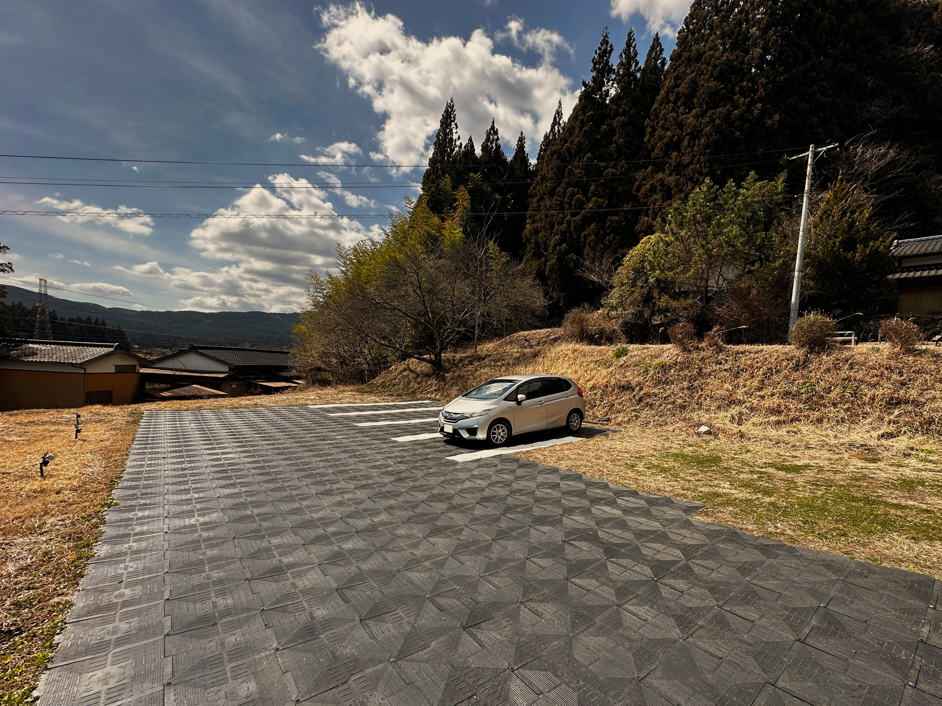 広い駐車場と山の景色